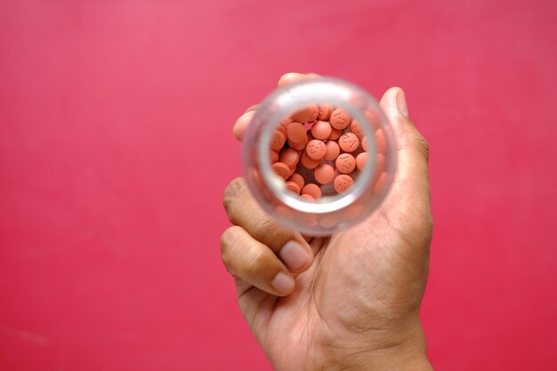 Medizinische pille zur fieber- oder schmerzlinderung zur hand