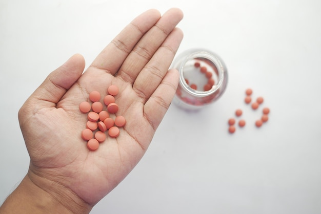 Medizinische Pille zur Fieber- oder Schmerzlinderung zur Hand