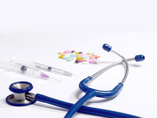 Medizinische Pillen des Stethoskops, Blisterpackung der rosa Medizin auf weißem Hintergrund
