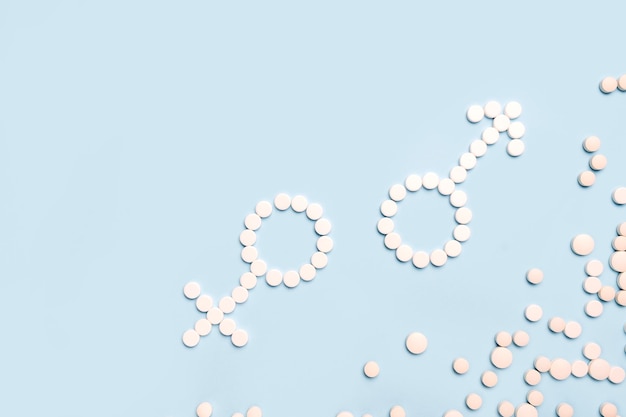 Foto medizinische pillen in weiblicher und männlicher symbolform auf hellblauem hintergrund konzept weibliche und männliche gesundheit verhütung schwangerschaft fruchtbarkeit