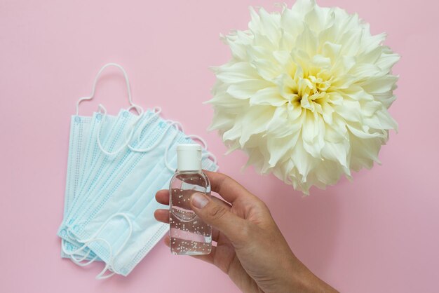 Foto medizinische schutzmasken und sanitizer kopieren den platz, um das coronavirus flach zu legen