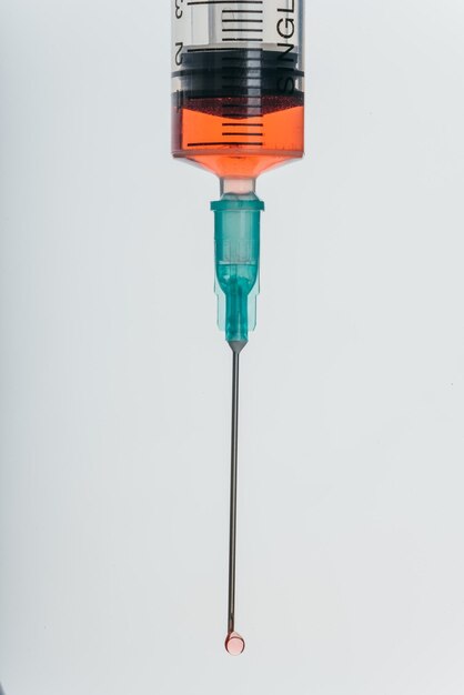 Medizinische Spritze mit Nadel Isolierte Spritze gefüllt mit roter Medikamentenflüssigkeit