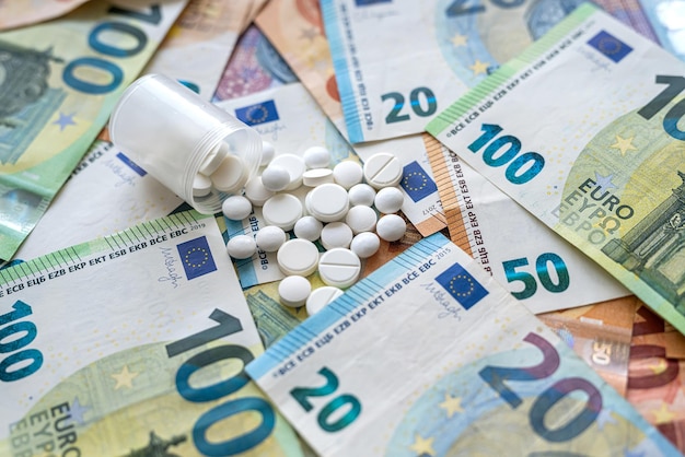 Medizinische Tabletten auf Euro-Banknote als Hintergrund