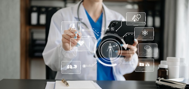 Foto medizinische technologie konzepte intelligente arzthand arbeitet mit modernem laptop-computer mit seinem team virtuelles ikonendiagramm