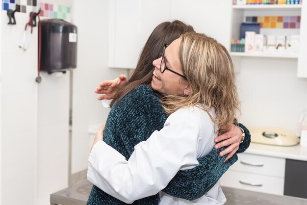 Medizinische Versorgung, junge Ärztin, die Patienten umarmt. Empathie-Konzept.