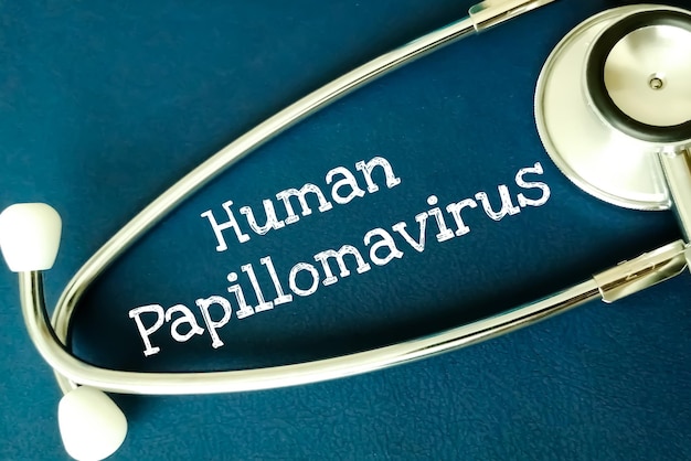 Medizinischer Begriff des humanen Papillomavirus mit Stethoskop.