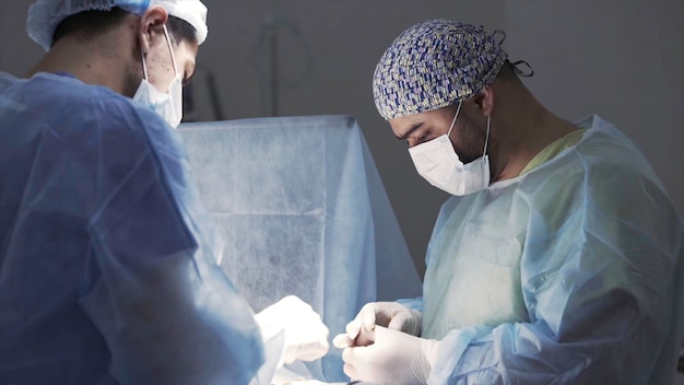 Medizinischer Hintergrund von Ärzten, die sterile Uniformen und Gesichtsmasken bei der Arbeit im Krankenhaus tragen