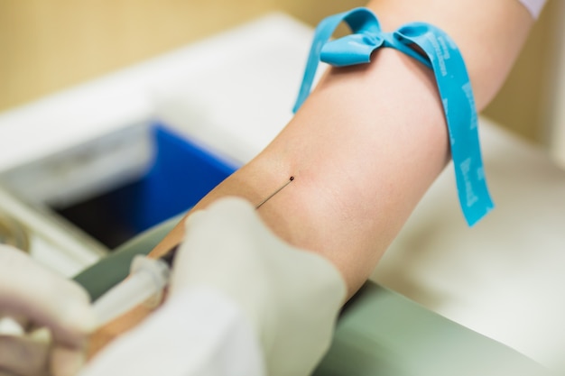 Medizinischer Technologe, der Dienstleistungen eines Blutabgehobenen betrages für Patienten erledigt