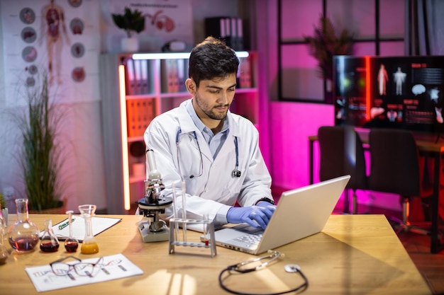 Medizinisches Forschungslaborporträt eines attraktiven männlichen Wissenschaftlers mit digitalem Laptop-Computer
