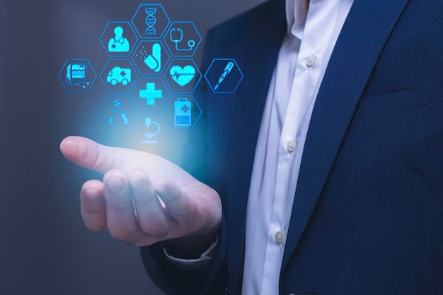 Medizinisches Gesundheitswesen Medizin und Technologie Konzept Junger Geschäftsmann arbeitet mit virtuellem Bildschirm