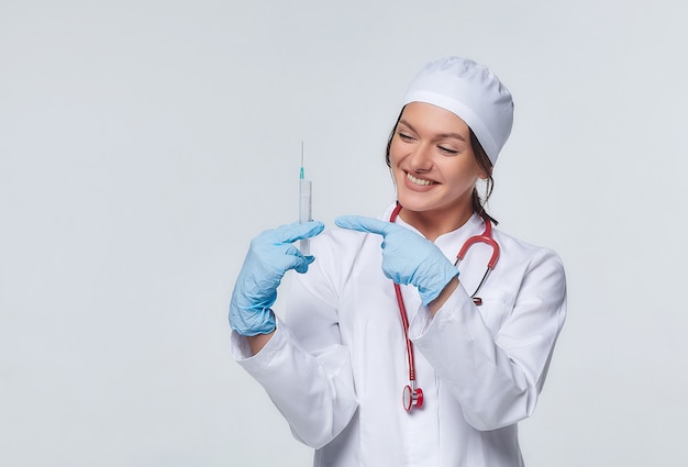 Medizinisches Konzept einer Ärztin in einem weißen Kittel mit einem Stethoskop