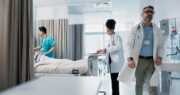 Medizinisches Krankenhaus und ein Gesundheitsteam von Ärzten, das einen Patienten in der Genesung oder Rehabilitation überprüft Medizinische Teamarbeit und Beratung mit einer Gruppe von Gesundheitsfachleuten in einer Klinik für Wellness