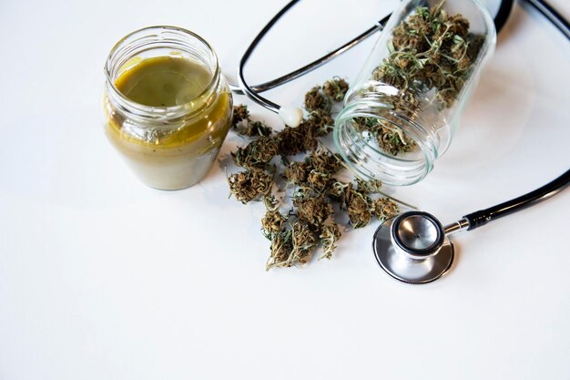 Foto medizinisches marihuana und öl ya glas stethoskop zum medizinkonzept