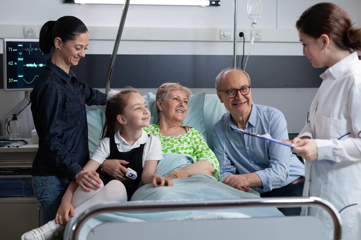 Foto medizinisches personal eines krankenhauses, das die familie einer älteren patientin über ein positives chirurgisches ergebnis informiert. medizinisches fachpersonal, das die aktivität älterer patienten in einem geriatrischen klinikraum überprüft.
