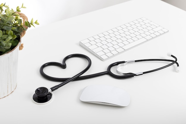 Medizinisches Stethoskop, Tastatur und Maus auf dem Desktop-Doktor