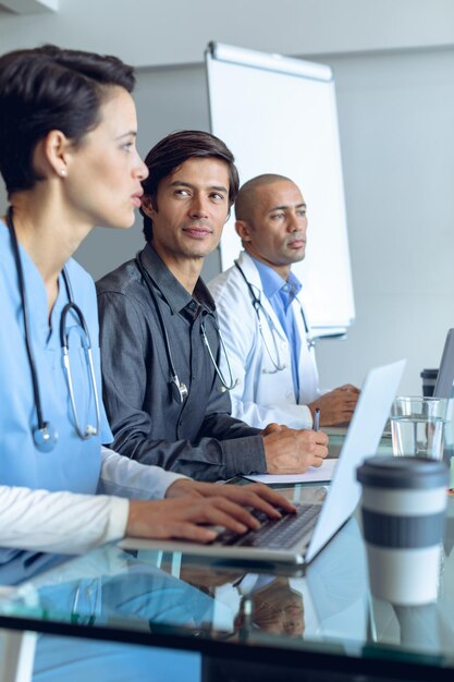 Foto medizinisches team diskutiert am tisch im krankenhaus