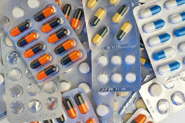 Medizinpillen und Tabletten mit sich drehenden Blisterpackungen