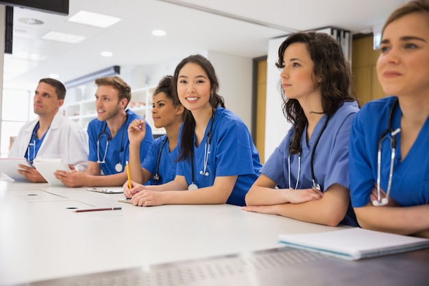 Medizinstudent, der an der Kamera während der Klasse lächelt