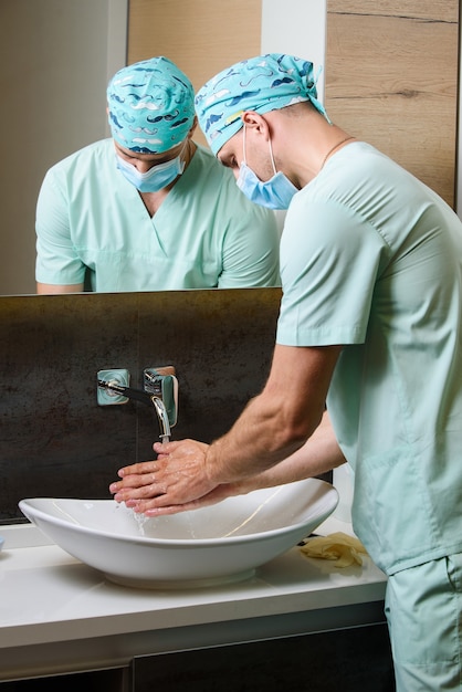 Medizinstudent wäscht seine Hände unter fließendem Wasser