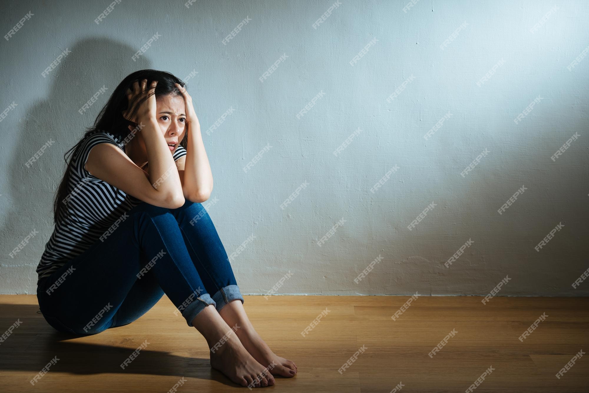 triste mulher ou adolescente menina olhando Foto stock 270757580