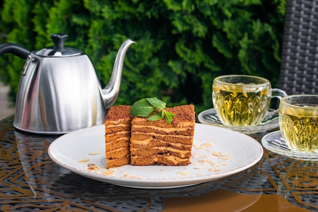 Medovik-Kuchen mit Krümeln, zwei Tassen