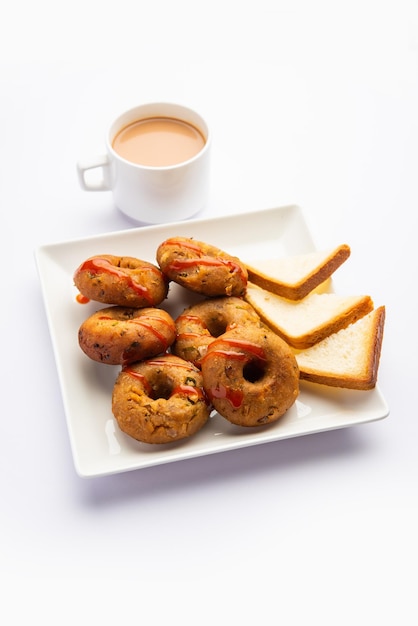 Medu vada de sobras instantâneas de pão servido com chutney e chá quente receita indiana de café da manhã ou lanche