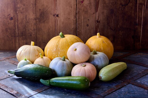 La médula vegetal fresca y las calabazas están apiladas en la mesa en el granero.