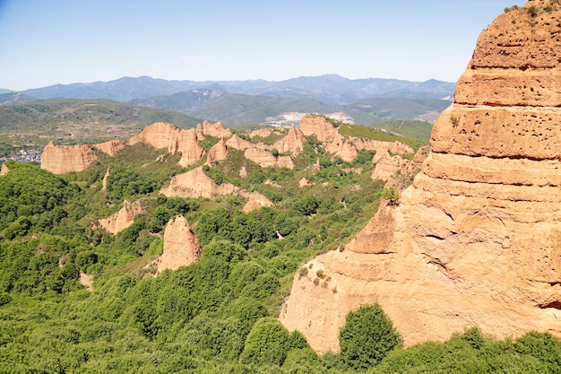 Las Médulas es un sitio histórico de extracción de oro cerca de la localidad de Ponferrada en la comarca de El Bierzo.