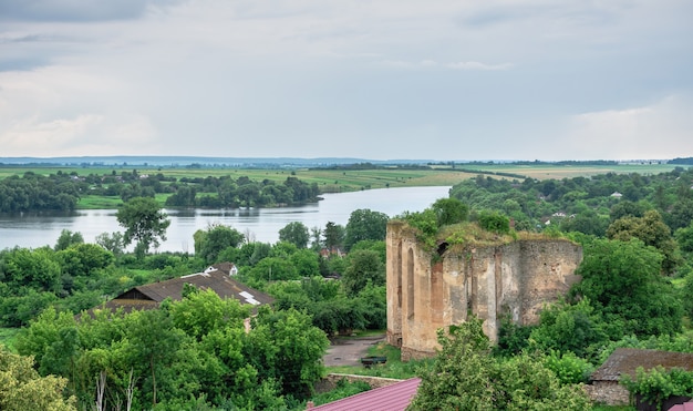 Foto medzhybish, ucrania 05.07.2021. vista del río bug del sur desde la torre de la fortaleza de medzhybizh, en una nublada mañana de verano