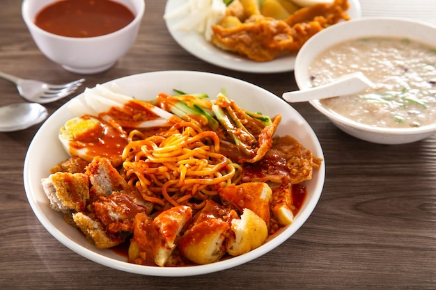 Mee Rojak é comida indiana da Malásia de macarrão com molho de amendoim