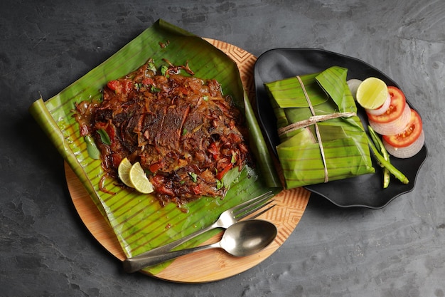 Meen Pollichathu o fish pollichathu, sabroso plato de kerala, pescado con masala cocinado en hoja de plátano.