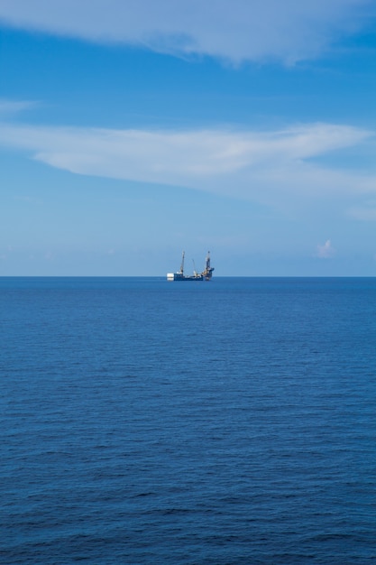 Meer auf blauem Himmelshintergrund