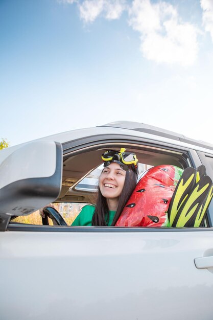 Meer Autoreise lächelnde Fahrerin im Auto voller Urlaubssachen Kopierraum