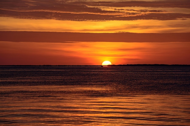 Meer bei Sonnenuntergang Ozean bei Sonnenuntergang Reisen-Konzept