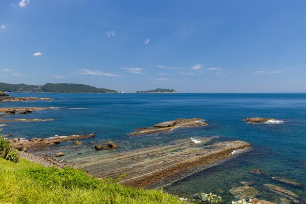 Meer der Küste mit blauem Himmel