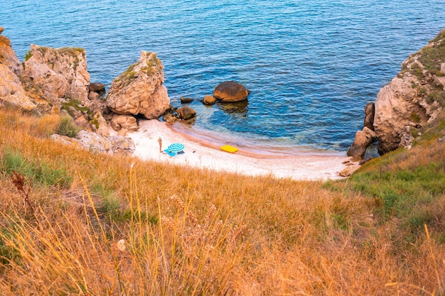 Meer felsige Küste mit einem abgelegenen Sandstrand Draufsicht Freizeit und Reisen Seascape