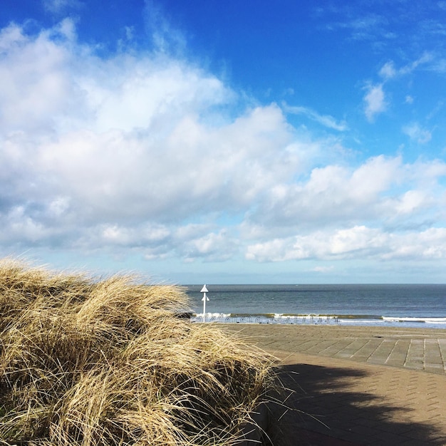 Foto meer gegen bewölkten himmel