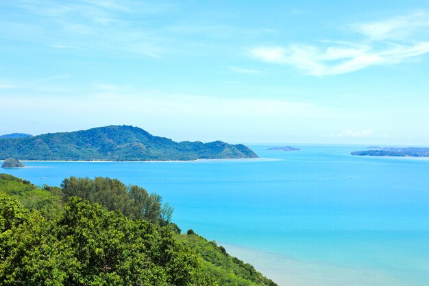 Meer Himmel und Meer Touristenstadt von Ao Chalong Bay von Khao-Khad Berg