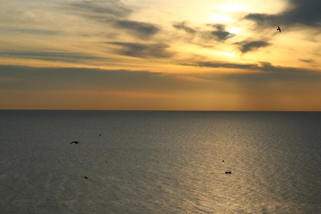 meer im goldenen dämmerungshimmel