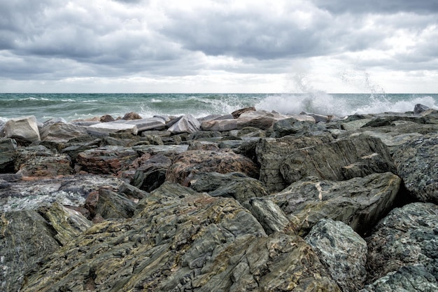 Meer im Sturm am Felsenufer