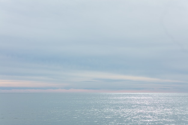 Meer im Winter mit einem schönen bewölkten Himmel