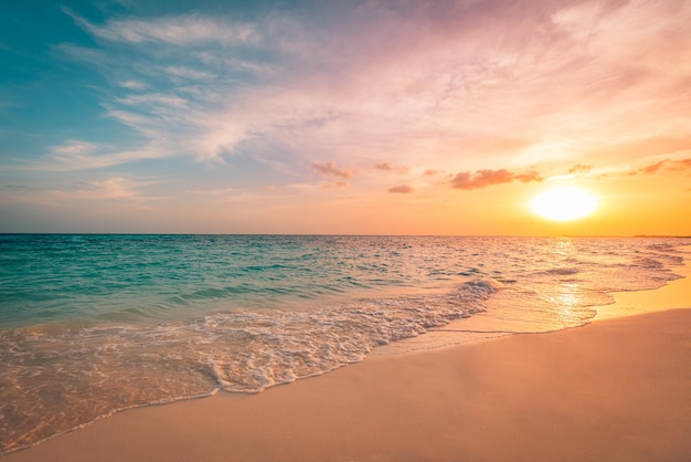 Meer Ozean Strand Sonnenuntergang Sonnenaufgang Landschaft im Freien. Wasserwelle mit weißem Schaum. Schöne Sonnenuntergangsfarbe