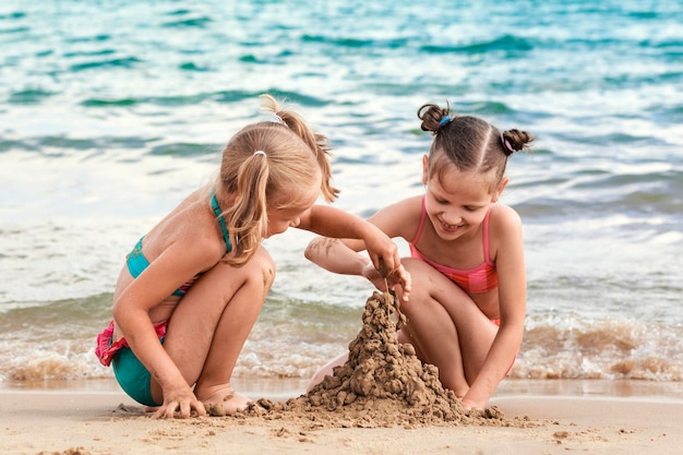 Meer Sommer Spaß Urlaub Glückliche Kinder bauen Sandburgen Spielen am SandySea Beach