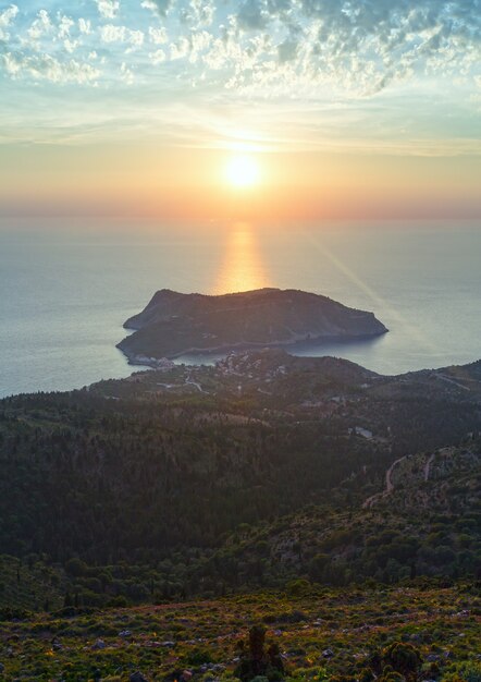 Foto meer sonnenuntergang blick auf die halbinsel assos griechenland, kefalonia, ionisches meer.