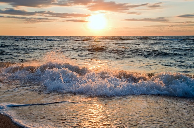 Meer Sonnenuntergang surfen toller Wellenbruch an der Küste