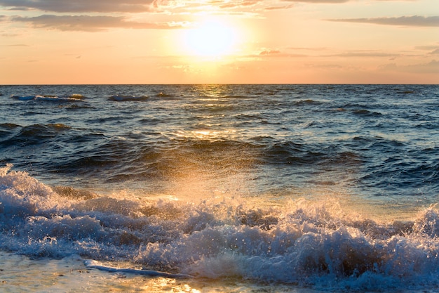 Meer Sonnenuntergang surfen toller Wellenbruch an der Küste