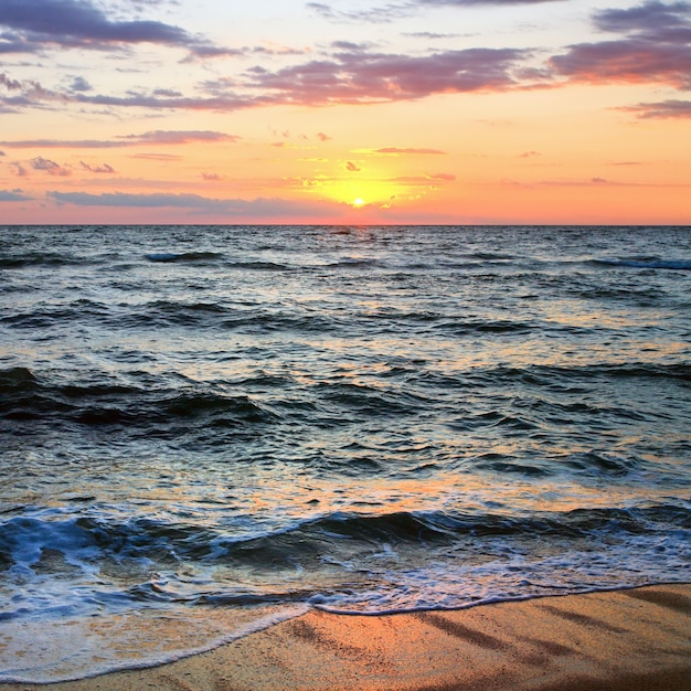 Meer Sonnenuntergang surfen toller Wellenbruch an der Küste