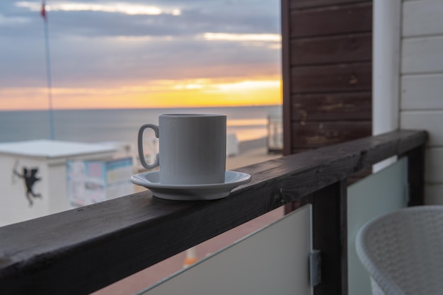 Meer Strand Tasse Kaffee Reise Hintergrund Becher Ozean weißer Tisch für Getränkeurlaub für Café und Aussicht