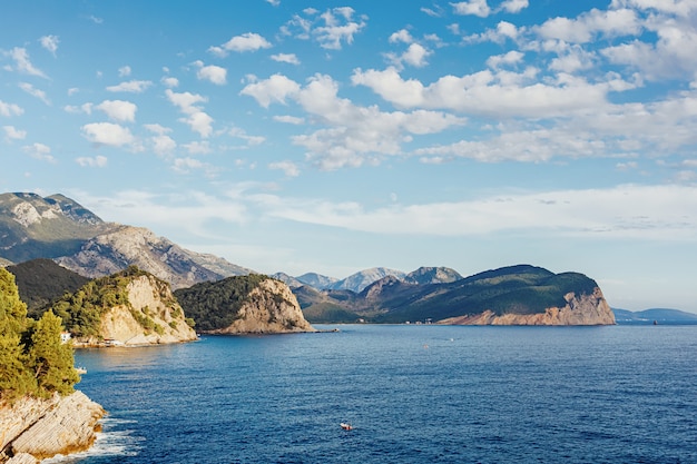 Meer- und Bergblick. Petrovac na Moru in Montenegro