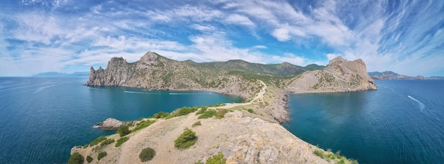 Meer und Berge am Tag